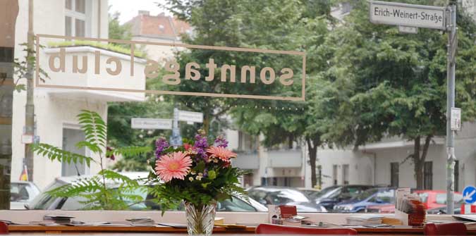 Schaufensterscheibe Sonntags-Club mit Blick auf Blumenstrauss