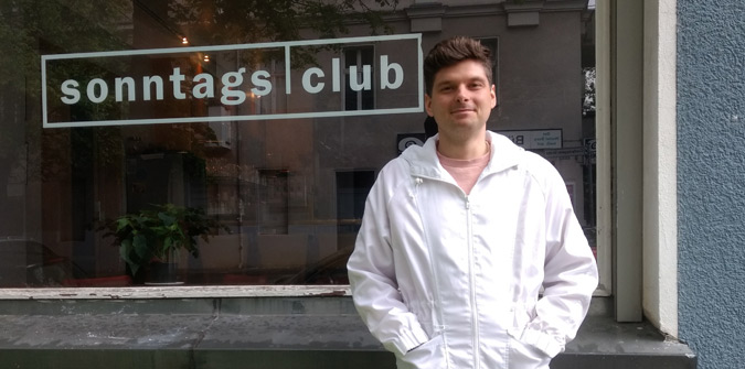 Martin vor dem Sonntags-Club