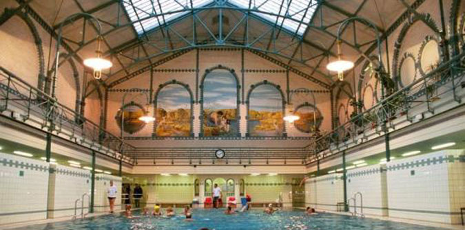 Innenansicht der Schwimmhalle
