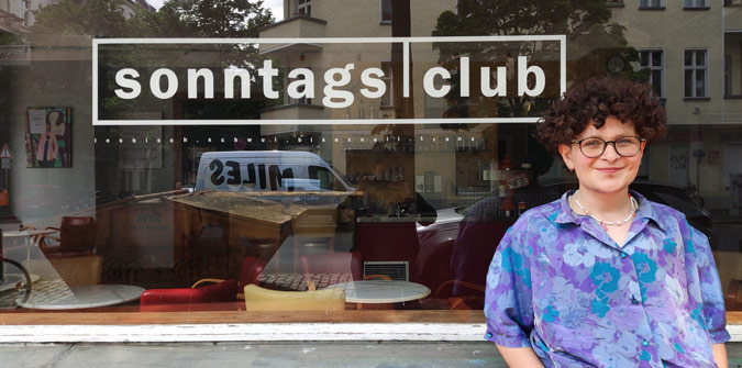 Sidar steht vor dem Sonntags-Club