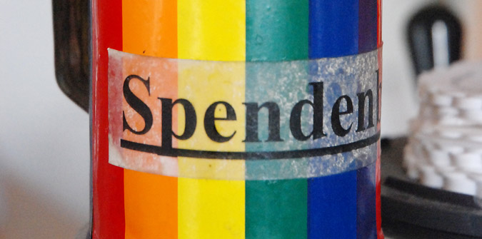 Spendenbüchse in Regenbogenoptik